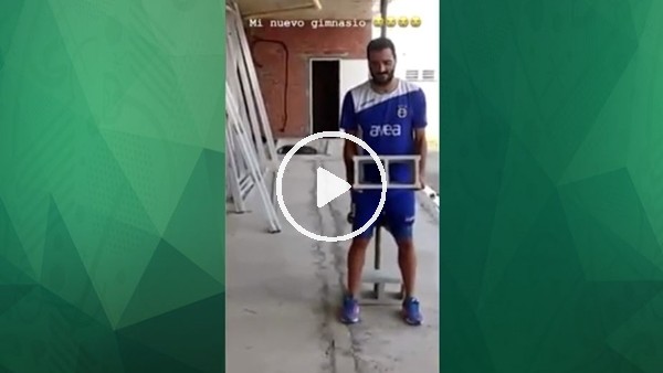 Güiza tuğlayla squat yaptı!