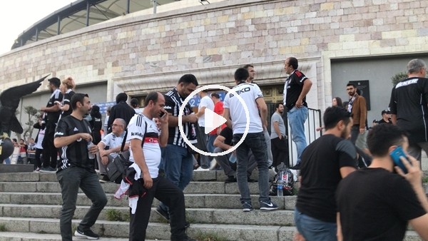Beşiktaşlı taraftarlar Vodafone Park çevresinde maç saatini bekliyor.