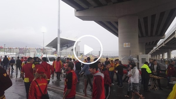 Göztepe taraftarı Konyaspor maçı için stada doğru yola çıktı
