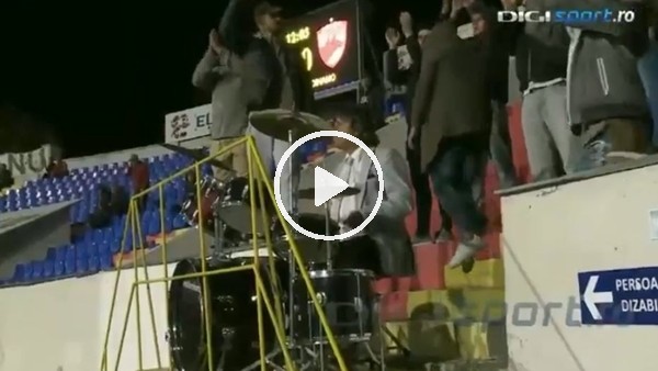 Tribünde bateri çalan çılgın taraftar