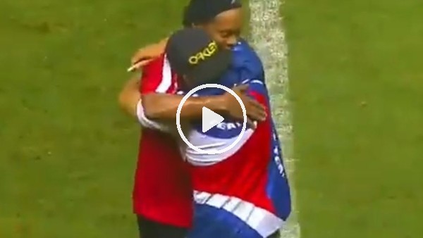 Saha içinde Ronaldinho'yu bulamayan şaşkın taraftar...