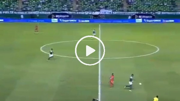Orta sahadan kendi kalesine gol attı