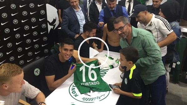 Konyasporlu futbolcular imza gününe katıldı