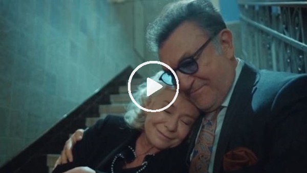 İstanbullu Gelin dizisindeki "Vazgeçmem senden yeter ki sen ellerimi tut" şarkısı