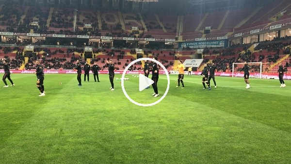 Galatasaray taraftarı futbolcuları tribüne çağırdı