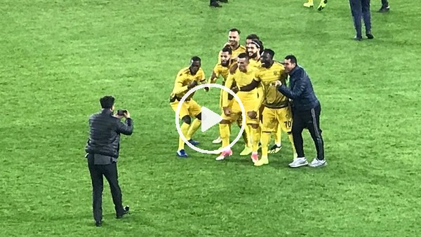 Yeni Malatyasporlu futbolcular galibiyeti taraftarıyla kutladı