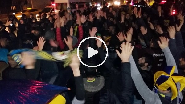 Fenerbahçeli taraftarlar Ersun Yanal için toplandı