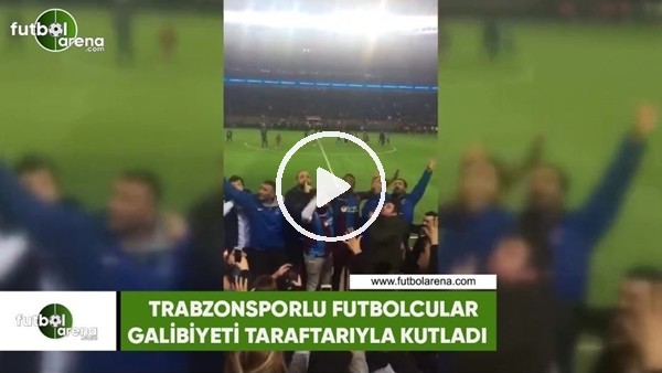 Trabzonsporlu futbolcular galibiyeti taraftarıyla kutladı