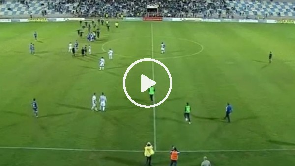 Taraftarlar futbolculardan hesap sormak için sahayı bastı
