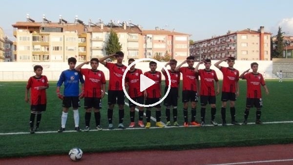 Genç futbolculardan şehitler için asker selamı