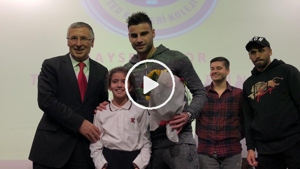 Kayserisporlu futbolcular öğrencilerle buluştu