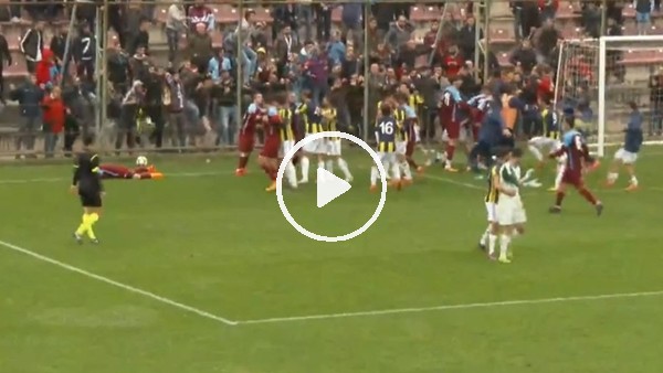 Trabzonspor - Fenerbahçe maçında futbolcular birbirlerine girdi