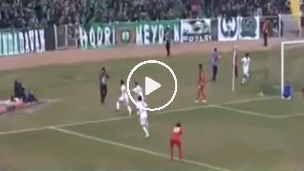 Muhabir fotoğraf çekmeyi unutup gol sevincine katıldı