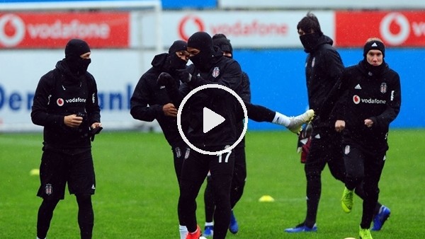 Beşiktaş yağmur altında çalıştı