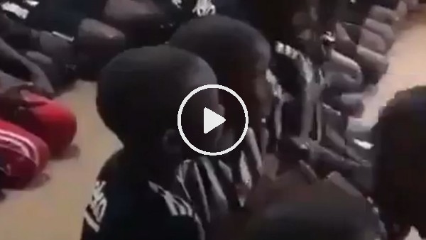Beşiktaş formalı Afrikalı çocuklar besteye eşlik etti