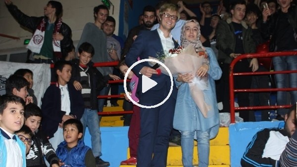 Basketbol maçında evlenme teklifi