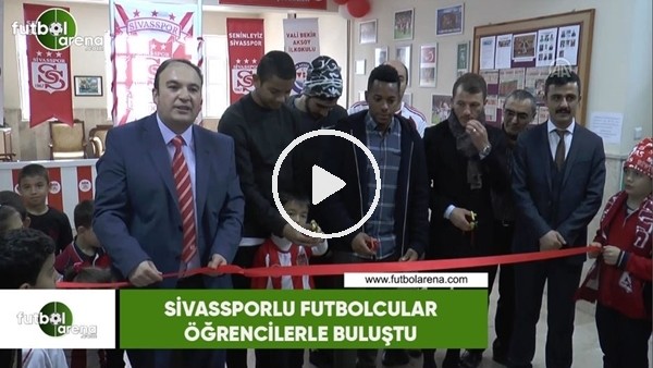 Sivassporlu futbolcular öğrencilerle buluştu