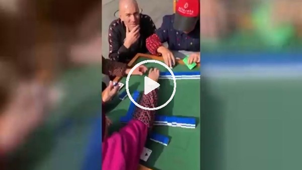 Zidane, yaşlı teyzelerle okey masasında