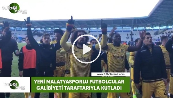 Yeni Malatyasporlu futbolcular galibiyeti taraftarıyla kutladı