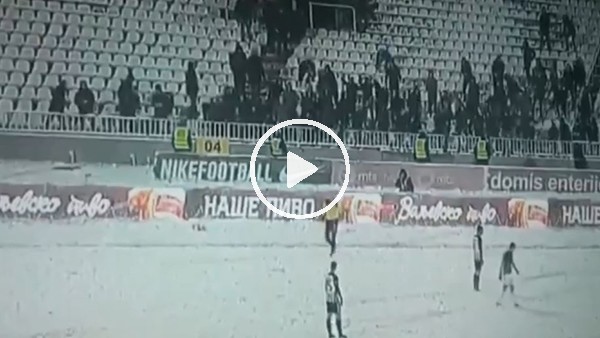 Taraftarlardan hakeme kar topu saldırısı