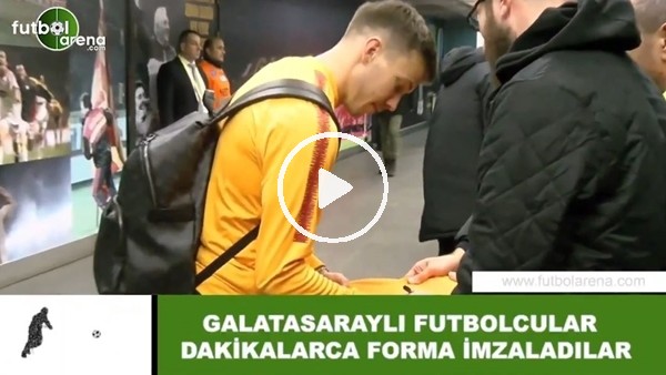 Galatasaraylı futbolcular dakikalarca forma imzaladılar
