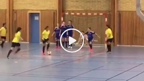 Kadın futbolculardan frikik taktiği