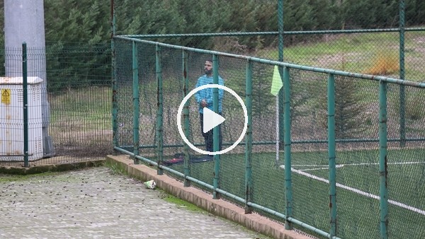 Maç öncesi namaz kılan futbolcu sosyal medyada büyük ilgi gördü