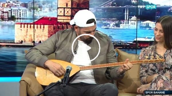 Servet Çetin canlı yayında bağlama çaldı