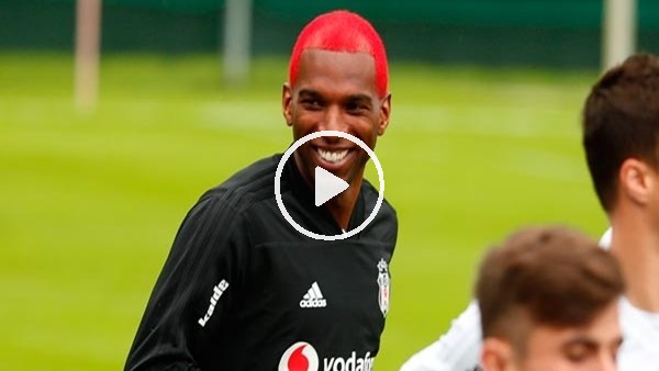 Ryan Babel saçlarını tekrar kırmızıya boyattı
