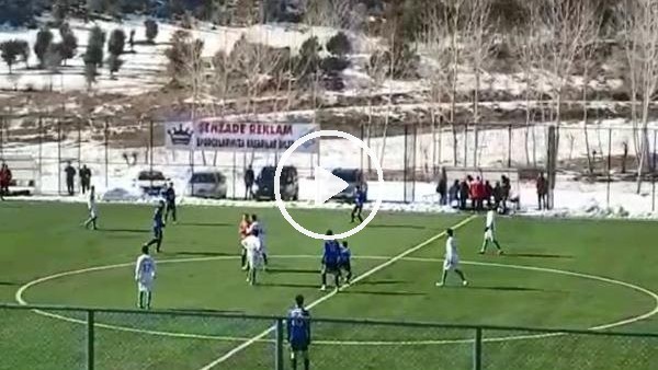 Kırmızı kart görünce hakeme saldırdı