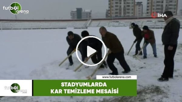 Stadyumlarda kar temizleme mesaisi