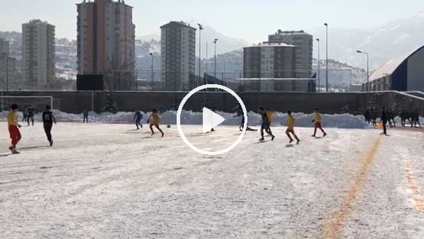 U-15 Kayserispor ile Konyaspor maçında futbolcular ayakta duramadı