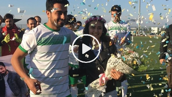 Futbolcudan kız arkadaşına sahada sürpriz evlenme teklifi