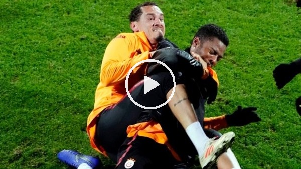 Galatasaray antrenmanında Donk ve Maicon güreşi