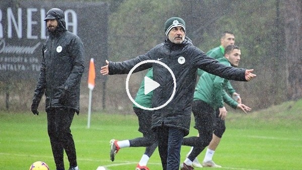 Atiker Konyaspor yağmur altında çalıştı