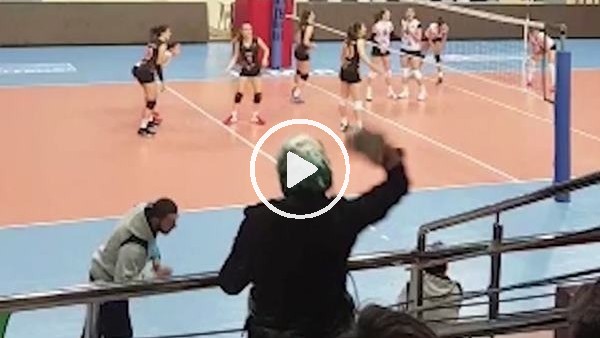 Voleybol maçında anne terliği 