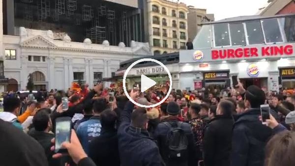 Galatasaray taraftarı Benfica maçı öncesi Taksim'de