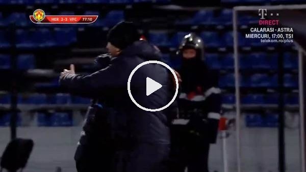Hagi, rakip teknik adamın tebriğini sarılarak kabul etti