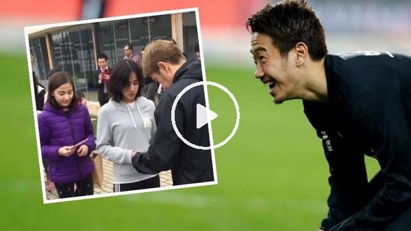 Kagawa, Japon öğrencilere imza dağıttı
