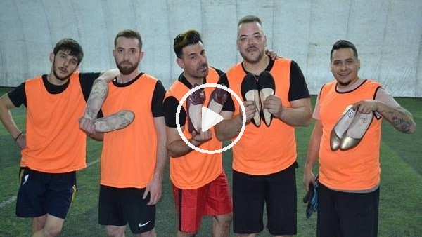 Farkındalık için topuklu ayakkabı ve babet giyen erkekler, kadın futbolcularla maç yaptı