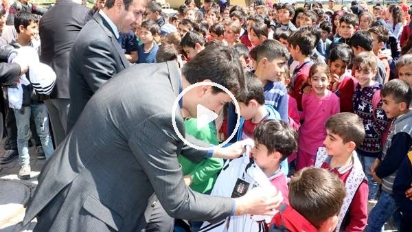 Hatay'da 450 çocuğa Beşiktaş forması giydirildi