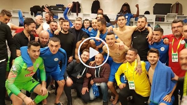 Çaykur Rizesporlu futbolcuların soyunma odasında galibiyet sevinci