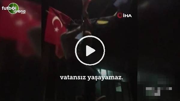 Ermeni taraftarların indirdiği bayrağı Türk gurbetçiler tekrar göndere çekti