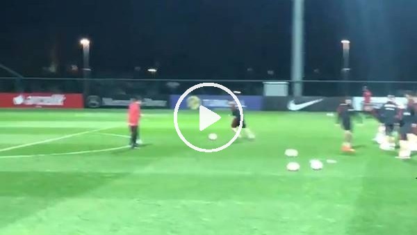 Gökhan Gönül'den Milli Takım antrenmanında şık gol