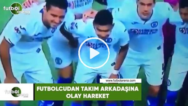 Futbolcudan takım arkadaşına olay hareket