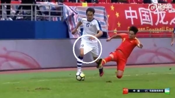 Rakibine gaddarca tekme atan futbolcunun sözleşmesi donduruldu...