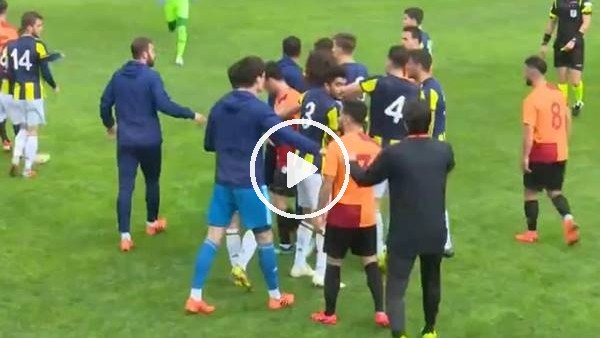 Fenerbahçe - Galatasaray derbisinde futbolcular birbirine girdi