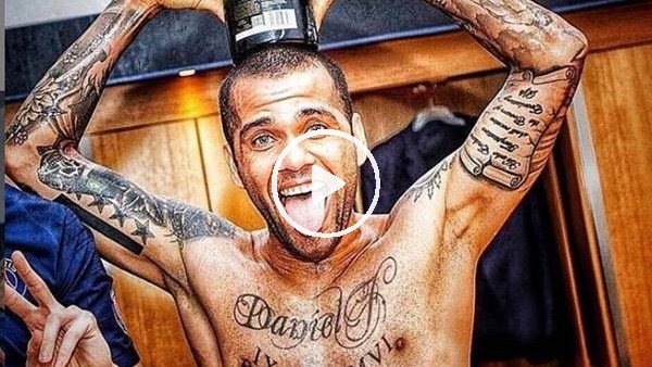 Dani Alves şampiyonluğu kutluyor