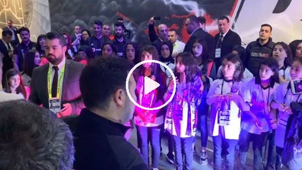 Van'dan gelen kız öğrencileri Şenol Güneş ile fotoğraf çektirdi