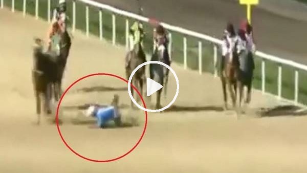 Atın üstünden attığı jokey ezilmekten son anda kurtuldu